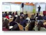 El promotor de la plataforma 'Canarias, 1500 Km de Costa', Sebasti&aacute;n Quintana, en una charla sobre prevenci&oacute;n de ahogamientos en un centro educativo
