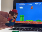 Un tuitero usa el mu&ntilde;eco de Lego Super Mario para jugar al videojuego.