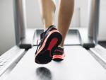 Estbalecer una rutina diaria para correr o andar en casa tiene grandes beneficios para la salud.