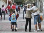 Padres y alumnos en el regreso a clases en Madrid.