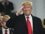 El Presidente de los Estados Unidos, Donald J. Trump, saluda desde el estrado durante el Desfile Inaugural despu&eacute;s de haber jurado como el 45&ordm; Presidente de los Estados Unidos en Washington, el 20 de enero de 2017.