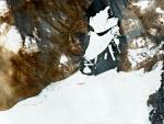 Un enorme bloque de hielo se desprende de un gran glaciar &aacute;rtico.