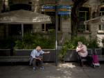 Dos hombres hablan en Barcelona manteniendo la distancia social.