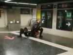 Dos vigilantes de seguridad del metro de Barcelona se pelean en el vest&iacute;bulo de la L3 en Plaza Espa&ntilde;a.