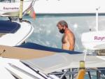 Fernando Sim&oacute;n se desplaza por la cubierta de una de las embarcaciones, en la que se est&aacute; rodando el programa 'Planeta Calleja'.