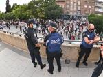 Agentes de la Polic&iacute;a Nacional y Local durante una manifestaci&oacute;n de protesta en el distrito de Usera contra el confinamiento del sur de Madrid.