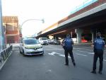 Dos polic&iacute;as controlan la circulaci&oacute;n junto al Puente de Vallecas, una de las zonas con restricciones de movilidad en Madrid por el coronavirus.