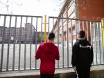 Dos adolescentes observan el patio de un colegio durante el confinamiento por el estado de alarma, en Vitoria / Pa&iacute;s Vasco (Espa&ntilde;a), a 16 de abril de 2020.
