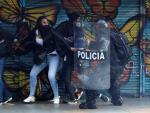 Polic&iacute;as y manifestantes forcejean durante una protesta contra el Gobierno en Bogot&aacute;, Colombia.