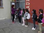 Alumnos de la escuela de Manlleu (Barcelona) haciendo cola este jueves para que les tomen la temperatura.