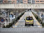 Una ambulancia atraviesa la puerta exterior de Urgencias del Hospital Universitario Fundaci&oacute;n Alcorc&oacute;n