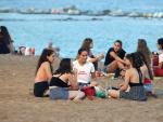 Un grupo de personas hacen botell&oacute;n en la playa de la Barceloneta, el 28 de julio de 2020.