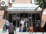 Varias personas esperan para ser atendidos en el Centro de Especialidades de Orcasitas, en Madrid.