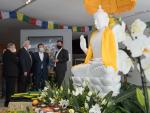 El presidente de la Junta visita la estatua de Buda en C&aacute;ceres