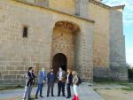 Visita del alcalde de &Aacute;vila,. Jes&uacute;s Manuel S&aacute;nchez Cabrera, a la mejora de accesibilidad de la iglesia de Santiago.