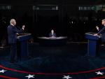 El presidente de EE UU y candidato republicano, Donald Trump, y el candidato dem&oacute;crata, el ex vicepresidente Joe Biden, durante su primer debate electoral.