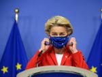 La presidenta de la Comisi&oacute;n Europea, Ursula von der Leyen, se ajusta la mascarilla durante una rueda de prensa.