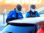 Agentes de polic&iacute;a tras la aplicaci&oacute;n de las nuevas restricciones en Madrid.
