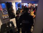 Agentes de la Polic&iacute;a de Zaragoza desalojan a 75 personas de un pub.