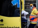 Un t&eacute;cnico del Sistema de Emergencias M&eacute;dicas (SEM) de la Generalitat de Catalu&ntilde;a mete una camilla en una ambulancia durante un servicio y limpieza de EPIs, en Barcelona/Catalunya (Espa&ntilde;a) a 19 de abril de 2020.