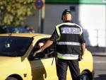 Un agente de la Polic&iacute;a Nacional habla con un conductor durante un control policial en una calle de M&oacute;stoles, Madrid (Espa&ntilde;a), a 7 de octubre de 2020.