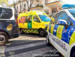 Imagen de archivo de una ambulancia y Polic&iacute;a Local de Sevilla.