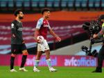 Un c&aacute;mara de televisi&oacute;n sigue a Salah y Watkins en el Aston Villa-Liverpool
