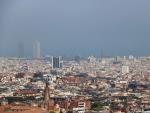 Barcelona con la Torre Mapfre con niebla por poluci&oacute;n de fondo despu&eacute;s de declararse un episodio de alta contaminaci&oacute;n.
