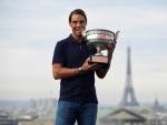 Rafa Nadal muerde el trofeo de su decimotercer Roland Garros