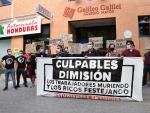 Varios estudiantes sostienen una pancarta en la que se lee 'Culpables dimisi&oacute;n' durante una concentraci&oacute;n convocada por el sindicato 'Estudiantes en Lucha' en la residencia Galileo Galilei, en Valencia,