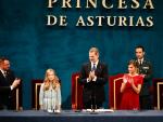 El presidente del Principado, Adri&aacute;n Barb&oacute;n, el Rey Felipe VI, la Reina Letizia y la Infanta Sof&iacute;a ovacionan a la Princesa Leonor tras su discurso en la ceremonia de entrega de los Premios Princesa de Asturias 2019.