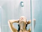 Imagen de archivo de una mujer en la ducha.