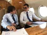 El presidente del Gobierno, Pedro Sánchez, con un colaborador en el avión oficial.