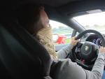 El youtuber conduciendo un Lamborghini Huracan.