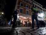 Agentes de polic&iacute;a vigilan a turistas y ciudadanos en Roma (Italia).