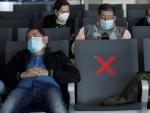 Pasajeros con mascarillas por el coronavirus esperan su vuelo en el aeropuerto internacional de Tocumen, cerca de Ciudad de Panam&aacute;.