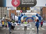 El corredor et&iacute;ope Gezahgne Abera cruzando la meta de la Marat&oacute;n de Barcelona