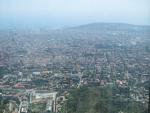 Vista de la ciudad de Barcelona desde la sierra de Collserola, en un d&iacute;a de alta contaminaci&oacute;n.