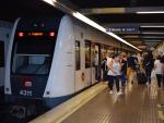 Usuarios del metro de València en el andén de una estación.
