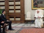 El presidente del Gobierno, Pedro S&aacute;nchez, junto al papa Francisco durante su encuentro.