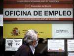 Una persona pasa al lado de una Oficina de Empleo en Madrid.