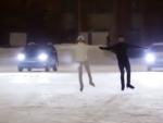 V&iacute;deo de los coches patinando de manera art&iacute;stica sobre hielo.