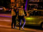 Dos polic&iacute;as nacionales paran a un coche en un control en Madrid