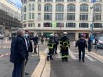 El alcalde de Niza, Christian Estrosi, inspecciona el lugar donde se ha producido el atentado terrorista.