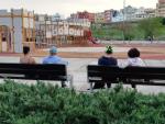 Personas sentadas en un banco en el Parque de Sa Riera.