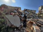 Edificio derrumbado en Izmir tras el terremoto en Turqu&iacute;a.