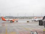 Los dos primeros aviones que han aterrizado en el nuevo aeropuerto de Berl&iacute;n.