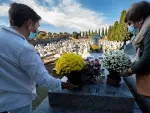 Varias personas visitan este domingo, Día de Todos los Santos, el cementerio de Toledo, donde se sigue un protocolo de seguridad por la pandemia de coronavirus.