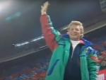 Tonny Bruins, haciendo el gesto de la 'manita' tras el 5-0 del Barcelona al Real Madrid en 1994