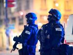 Agentes de Polic&iacute;a, en las inmediaciones de la &Oacute;pera de Viena, tras los ataques terroristas cometidos en la capital austriaca.